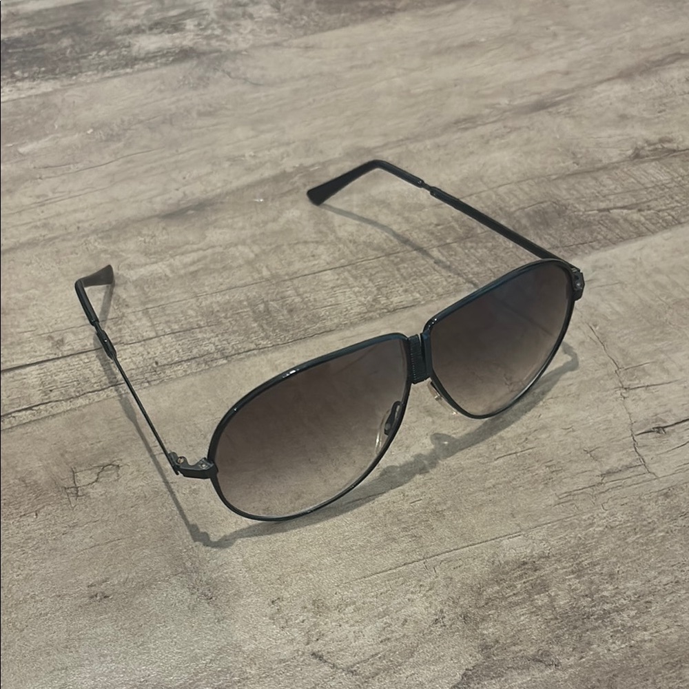 Vintage Black Aviator Sunglasses with Gradient Lenses